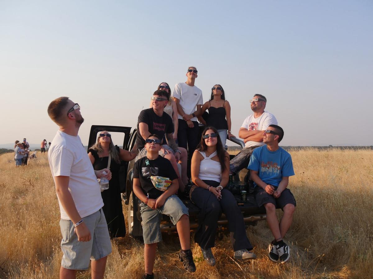 Observación del eclipse en Camarzana.