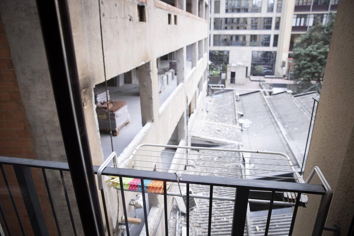 Barcelona, 3 de marzo de 2025. Interior de una vivienda afectada de la Illa de Consell de Cent, Passeig de Sant Joan, Aragó y Bailén por la retirada de amianto y molestias de las obras del interior de la Illa.