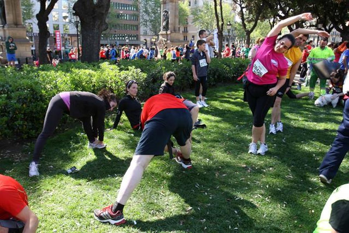 Els participants fan estiraments abans de la sortida
