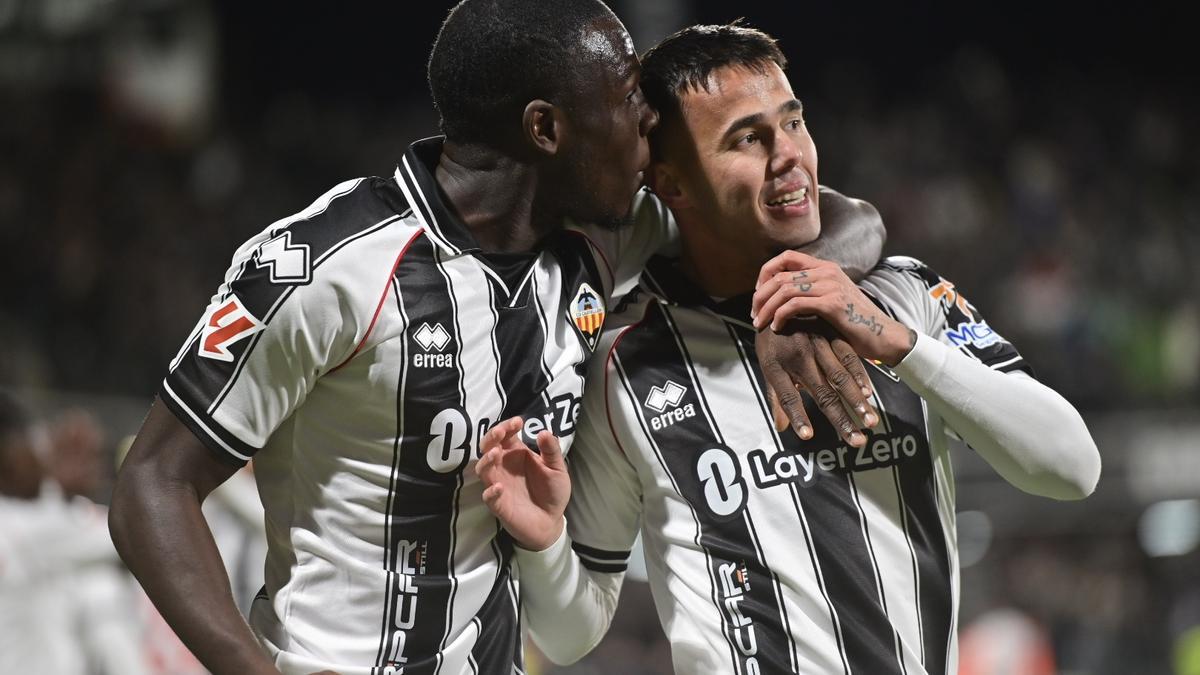 Marco Doué felicita a Suero tras el 1-0 del Castellón a Las Palmas.