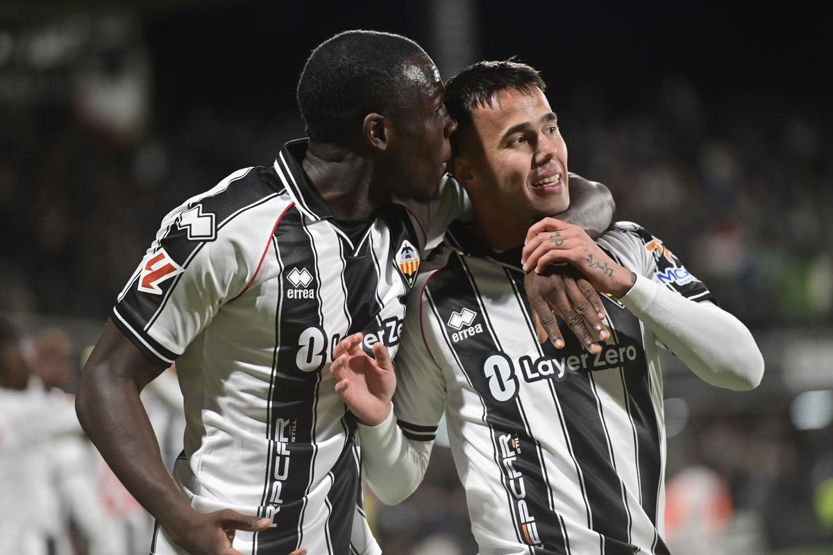 Marco Doué felicita a Suero tras el 1-0 del Castellón a Las Palmas.