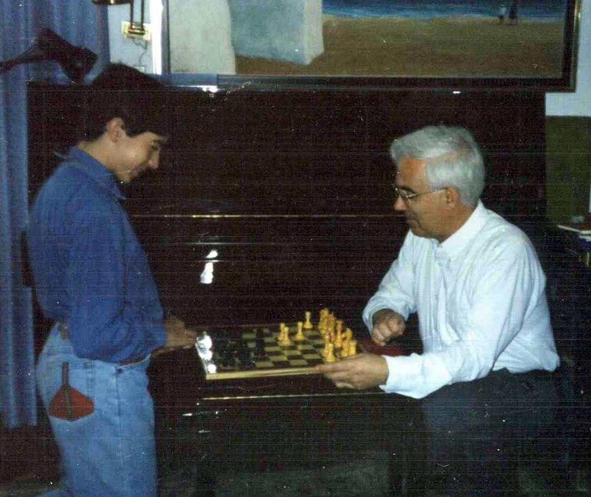 Foto de archivo con su hijo Óscar, también un gran jugador de ajedrez.