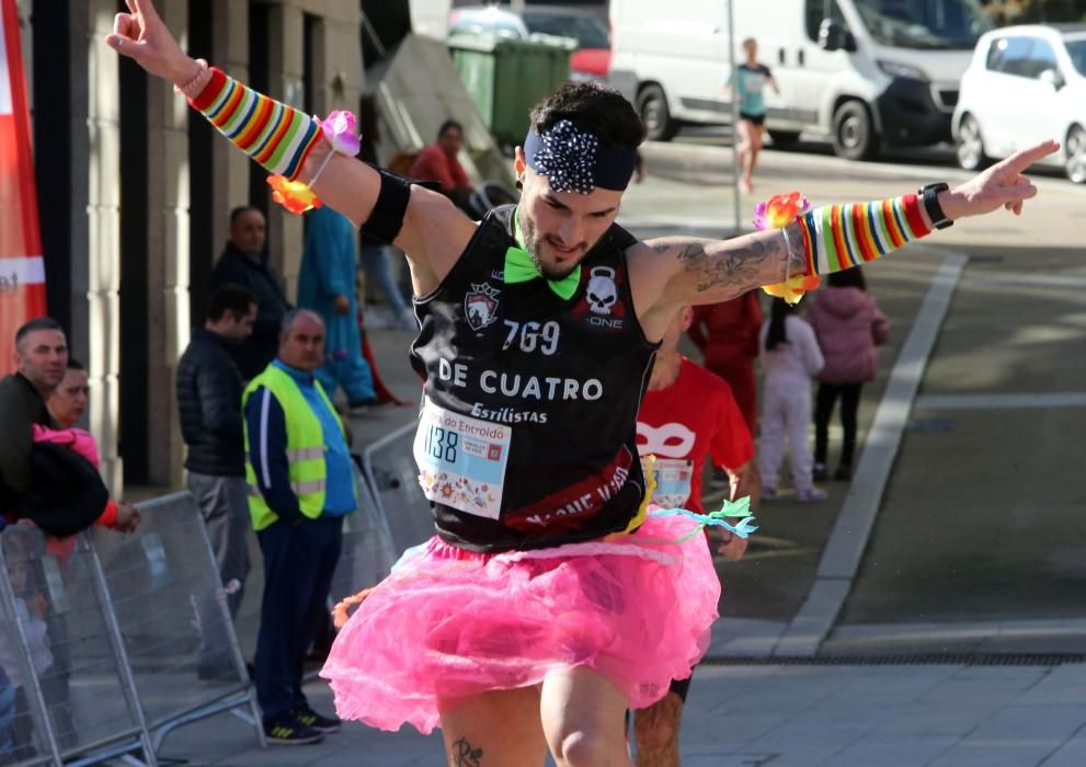 El centro de Vigo fue esta mañana una pista de atletismo improvisada para acoger la sexta edición de la Carreira Popular de Entroido