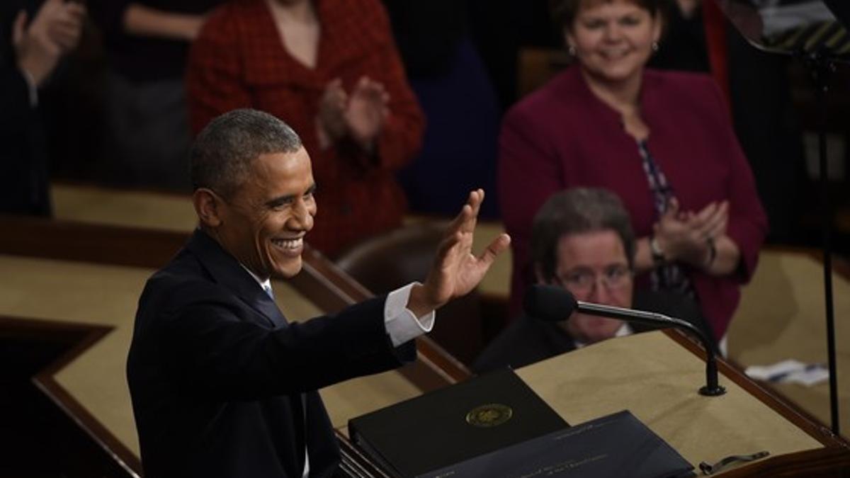 Obama saluda antes de pronunciar el discurso del estado de la Unión, este martes en el Congreso.