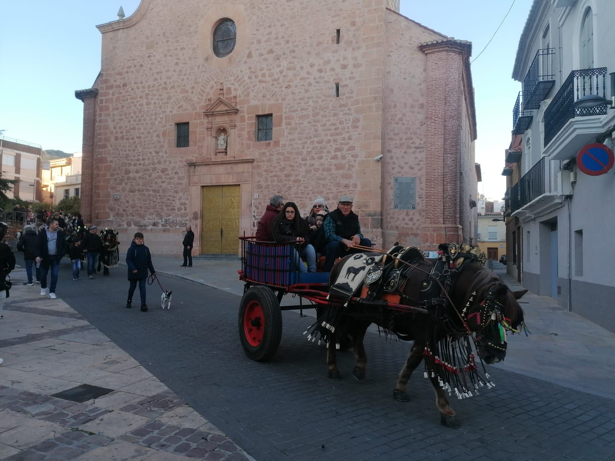 La Vall recupera su multitudinario pasacalle de Sant Antoni