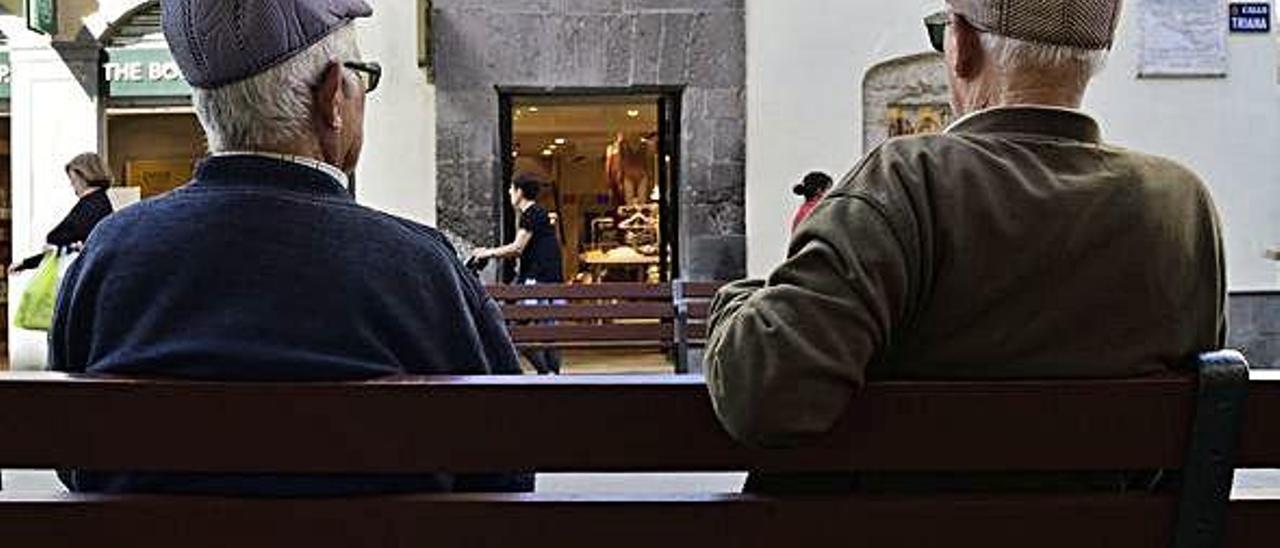 Dos jubilados en la calle Mayor de Triana, en la capital grancanaria.