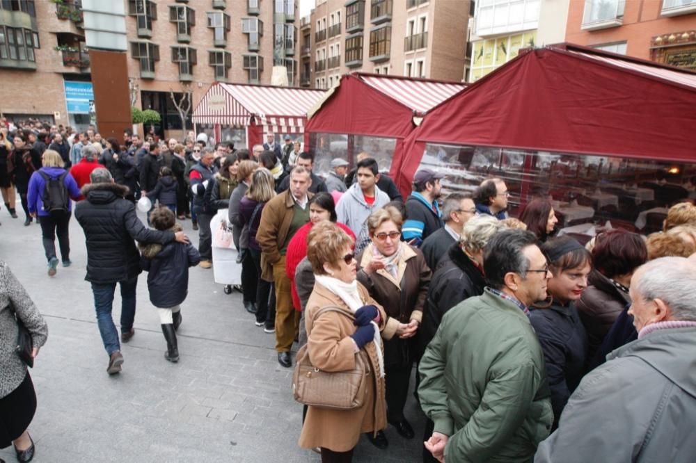 Reparto de pasteles de carne en la plaza del Romea