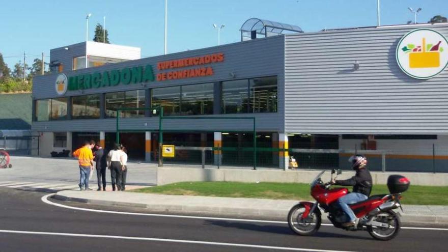 Fachada del supermercado de Mercadona de Redondela, con las obras ya rematadas.  // FdV