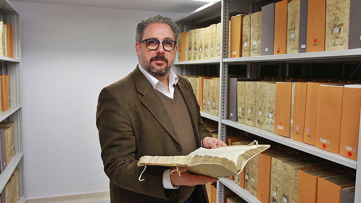 Pablo Sánchez Ferro en las nuevas dependencias del Archivo Histórico Provincial. |   // IÑAKI OSORIO