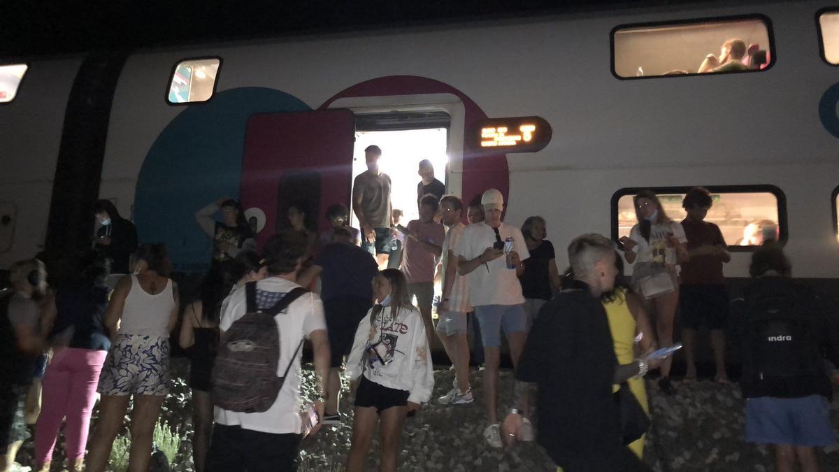 Viajeros afectados por la avería en un tren de Ouigo parado en la vía a la altura de Alhama