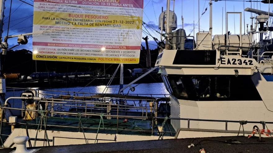 La pancarta alusiva al declive pesquero colocada en el palangrero «Siempre Baluarte», atracado en Avilés.