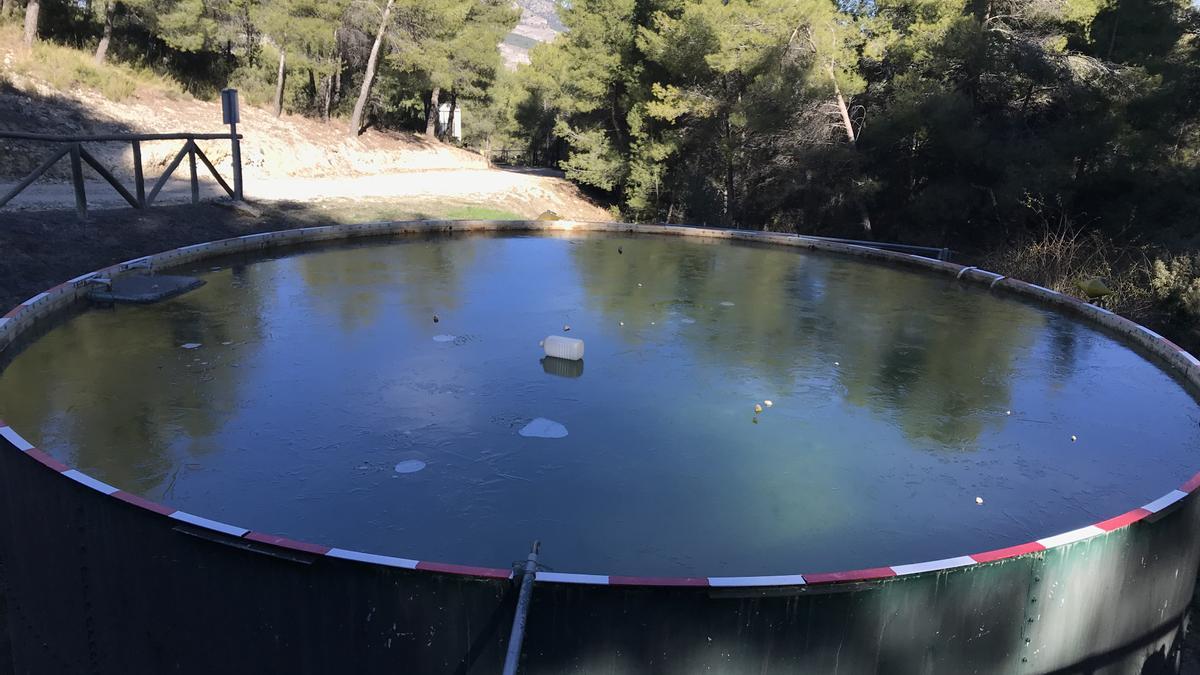 El agua congelada en un depósito para la extinción de incendios forestales del Alto Vinalopó.
