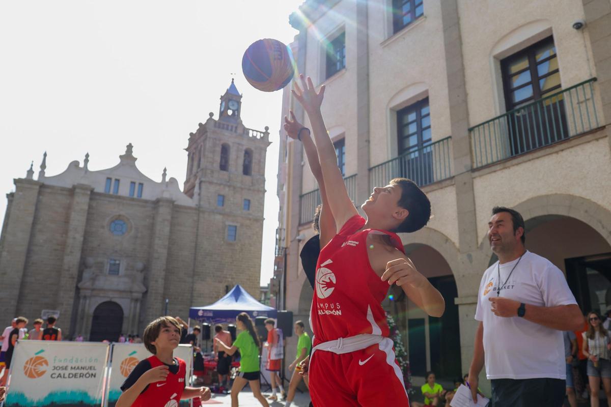 Niños juegan al baloncesto en la calle