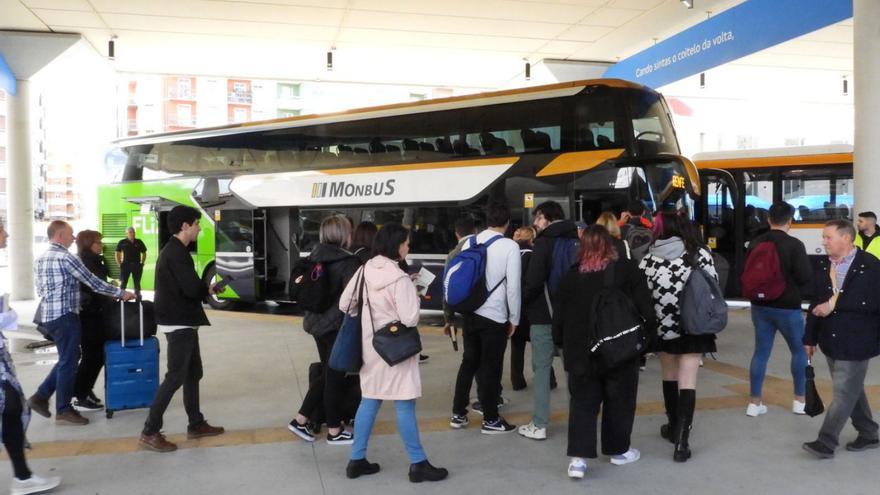 A Santiago, en bus: “Nos llevará el doble de tiempo, pero qué le vamos a hacer&quot;