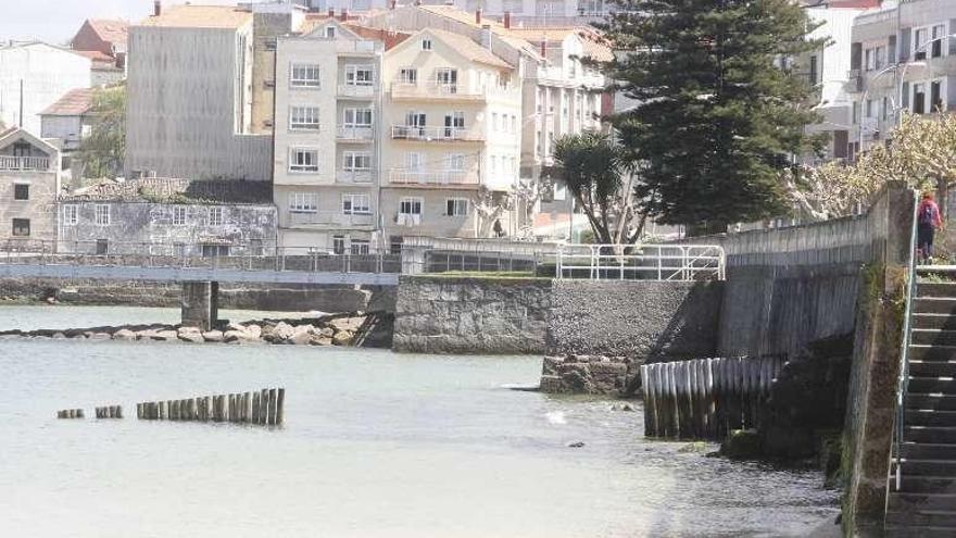 La playa de Pescadoira y la empalizada de madera. // Santos Álvarez