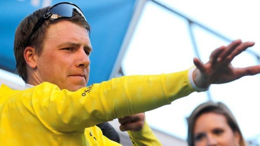 El corredor noruego del equipo Dimension Data, Edvald Boasson Hagen, se enfunda en maillot amarillo de líder.