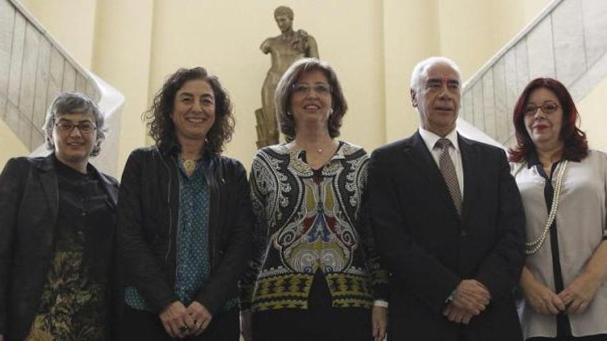 La consejera asturiana Ana González, izquierda, con los de Euskadi, Cristina Uriarte; Cataluña, Irene Rigau; Andalucía, Luciano Alonso, y Canarias, Manuela Armas.