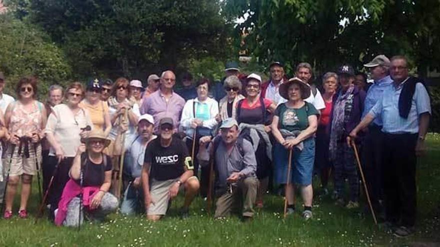 Foto de grupo durante la caminata a los acantilados. p. m.