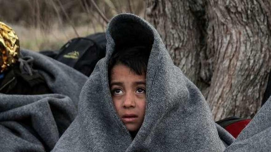 Un niño afgano no acompañado en la isla griega de Lesbos. // Reuters