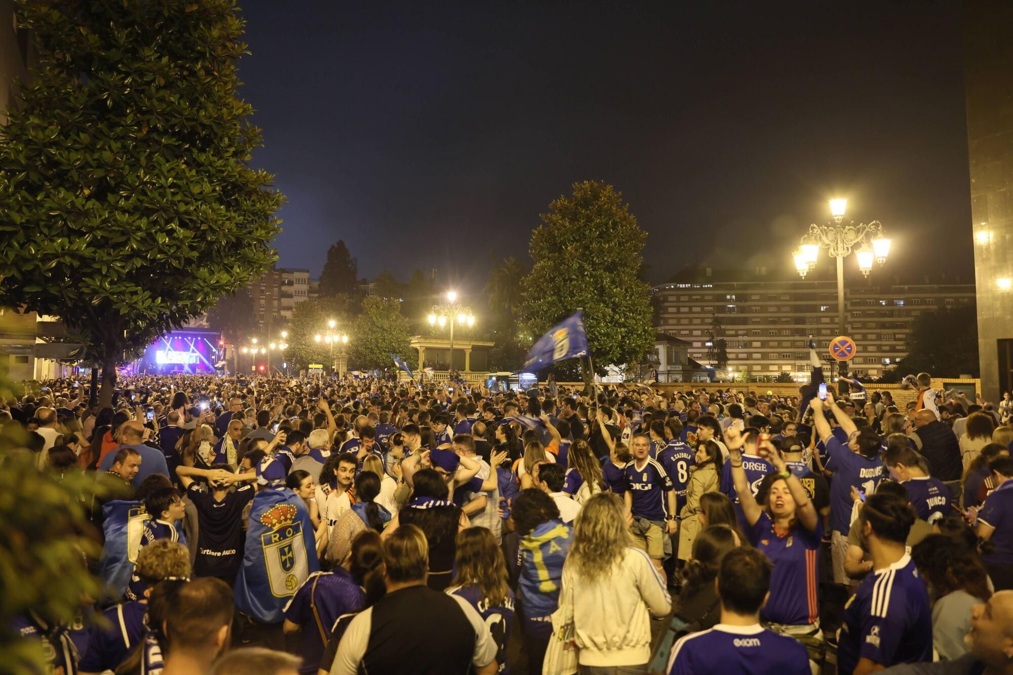 Así se celebró el ascenso del Oviedo a Primera: la afición estalla en una noche histórica