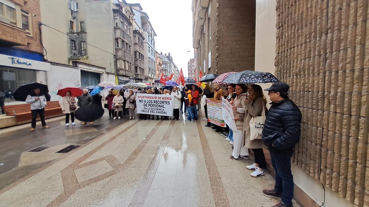 Participantes en la protesta, frente al centro residencial.