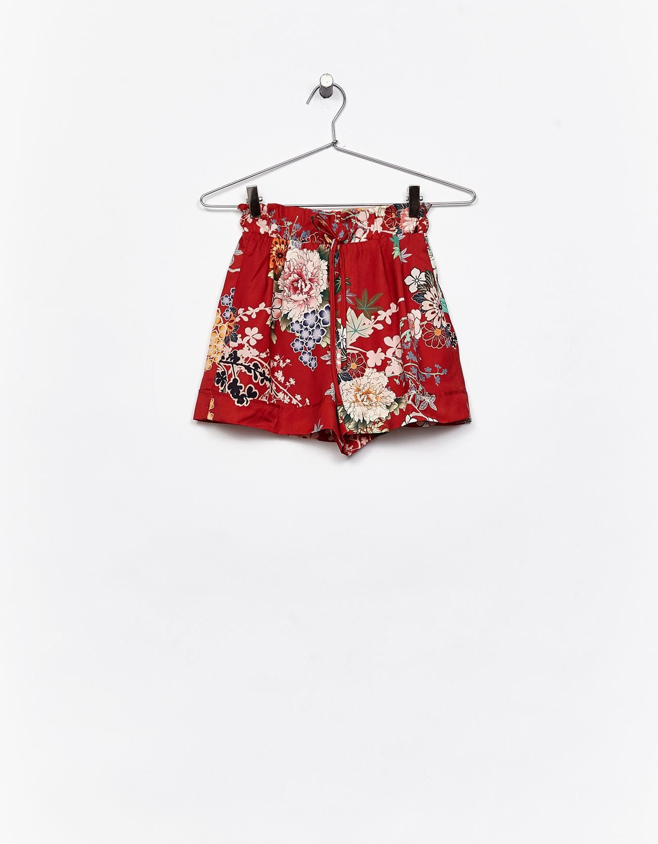 Larga vida al short (más allá del denim): Shorts fluido de estampado oriental, de Bershka (17,99 euros).