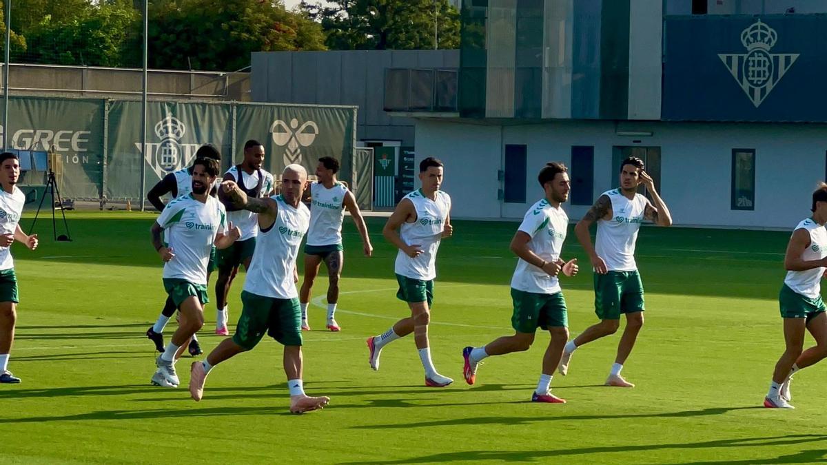 El Betis se ejercita en la CD Luis del Sol a dos días del último amistoso de pretemporada contra el Inter en Italia