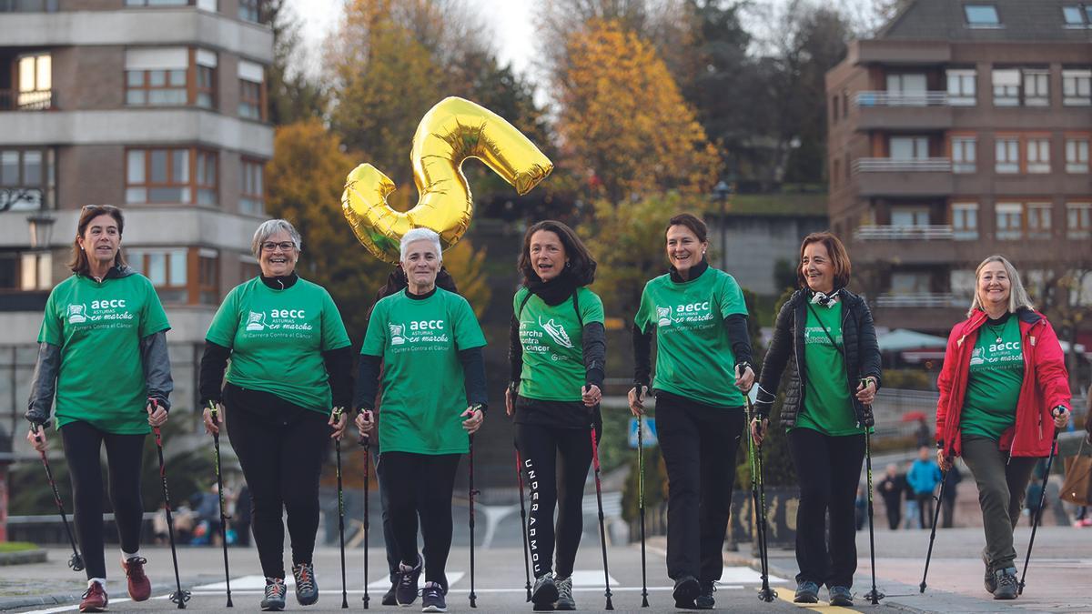 Un grupo de marcha nórdica, en Oviedo. Desde la izquierda, Ana Ferrer Suárez, Chusa Rodríguez Ruiz, Inmaculada Quirós Canto, Isabel García-Bernardo Pendás, María Quirós Martín, Fini González de Cabo y Anabel Lobeto Sánchez.