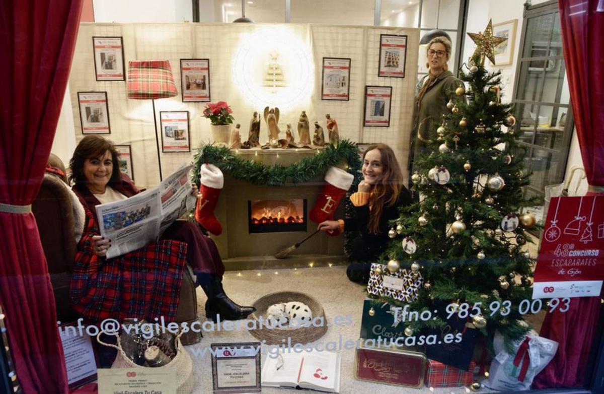 Por la izquierda, Toña Vigil, Beatriz González y Sol Fernández, en el escaparate más tradicional.  | JUAN PLAZA