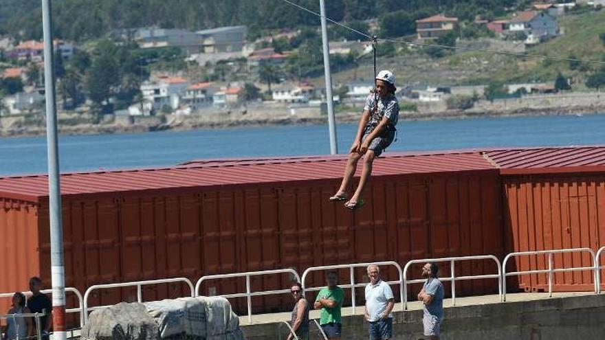 Tirolina de 140 metros en el puerto de Campelo. // Rafa Vázquez