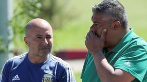 El presidente de la federación, Claudio Tapia (derecha), habla con Jorge Sampaoli durante el Mundial de Rusia.