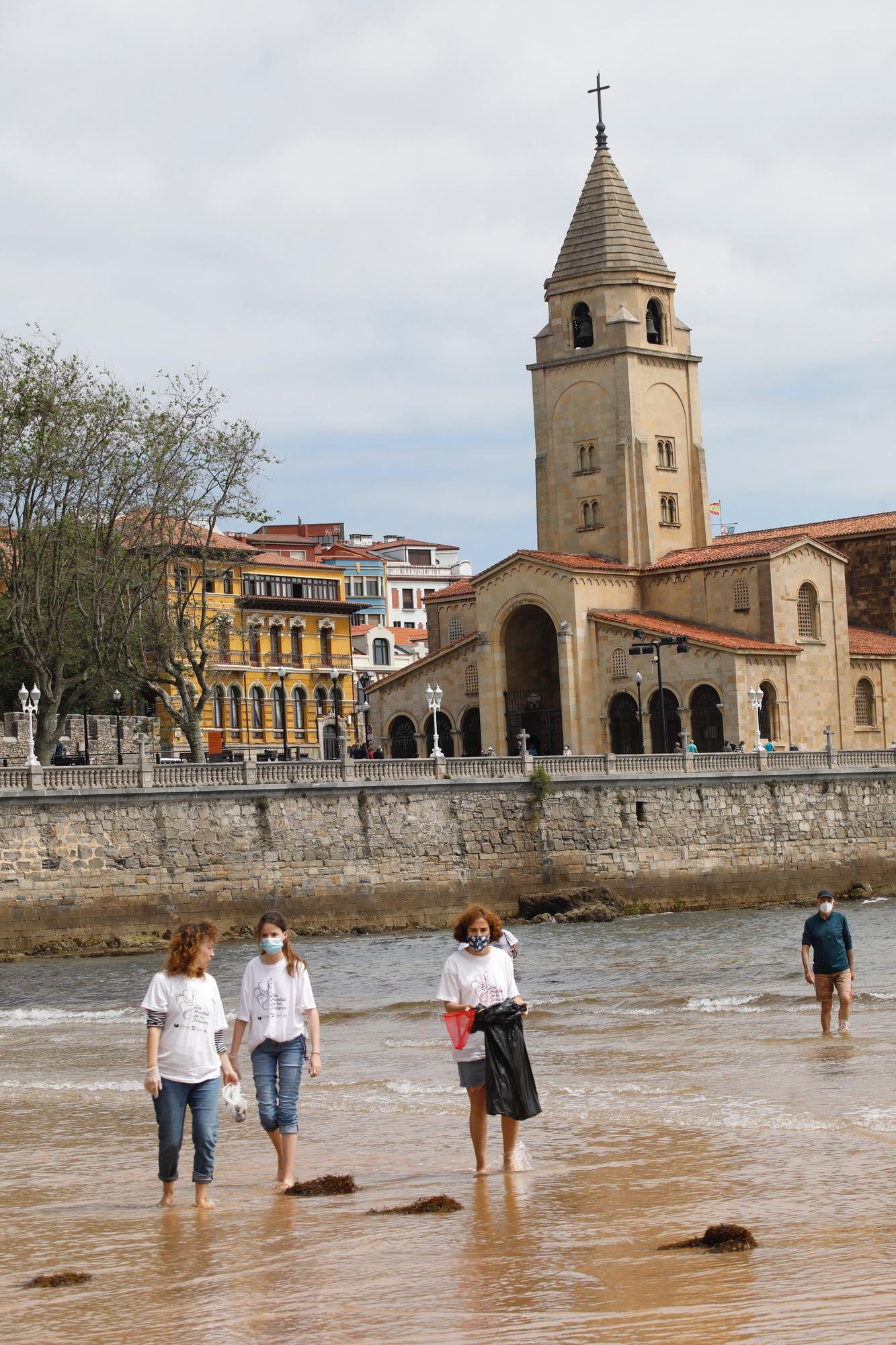 Recogida de plásticos en la playa de San Lorenzo