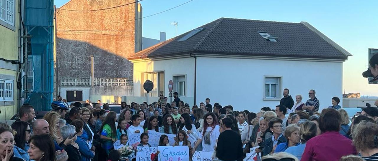 Una multitud despidió ayer a Sor Sofía en la plaza de O Charco.