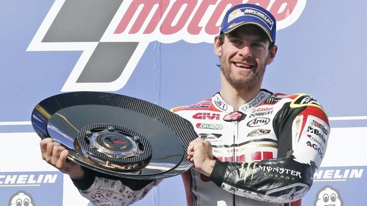 Cal Crutchlow (Honda), con el trofeo de ganador en Australia.