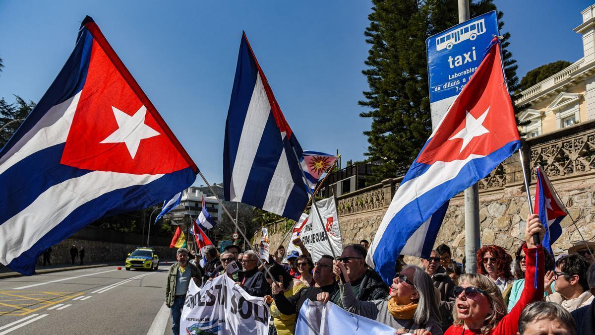Centenar de personas protesta ante el consulado de EEUU de Barcelona por el bloqueo a Cuba