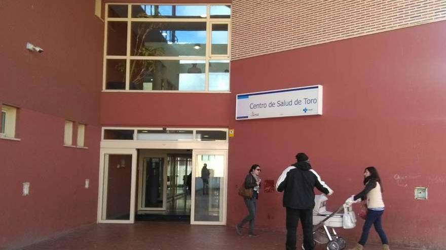 Usuarios acceden a las consultas del centro de salud de la ciudad.