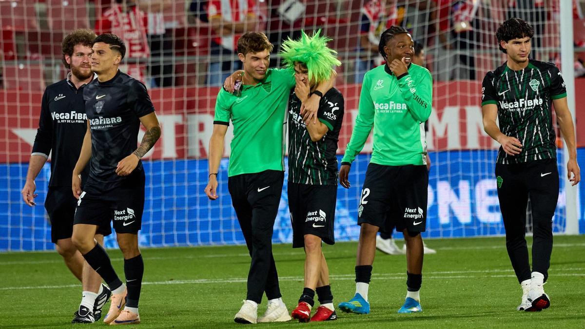 Febas, con peluca verde, charla con Yago al terminar el partido en Girona.