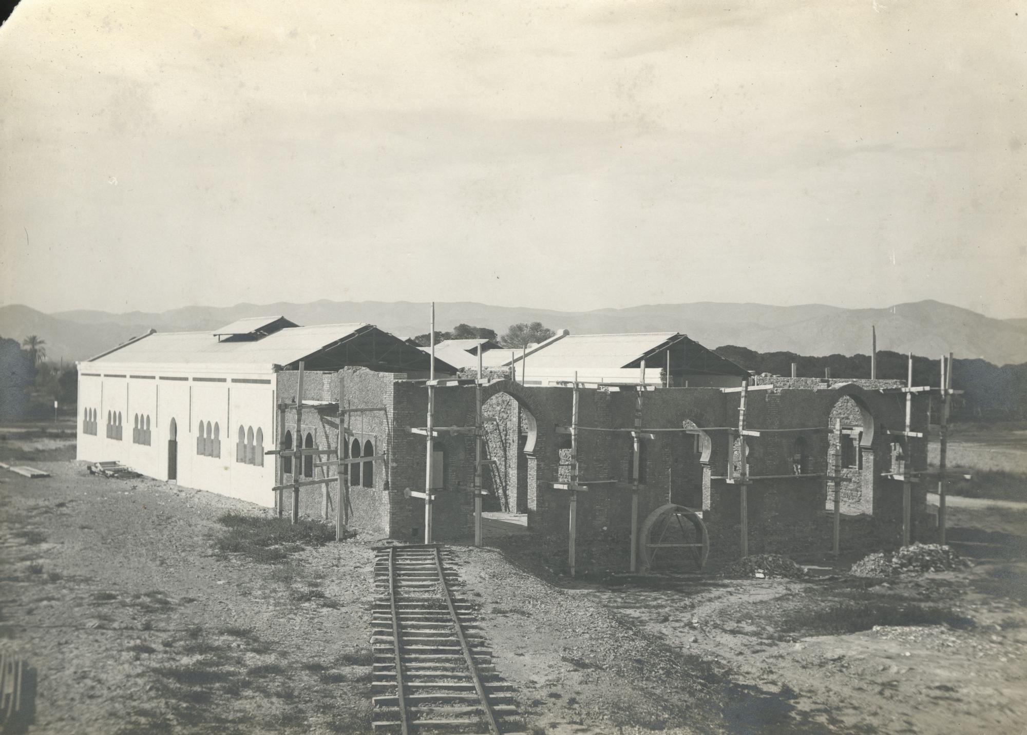 Construcción del nuevo almacén y cocherón de locomotoras, actual sede de la Autoridad Portuaria de Castellón. 1928 (Autoridad Portuaria de Castellón. Archivo General).