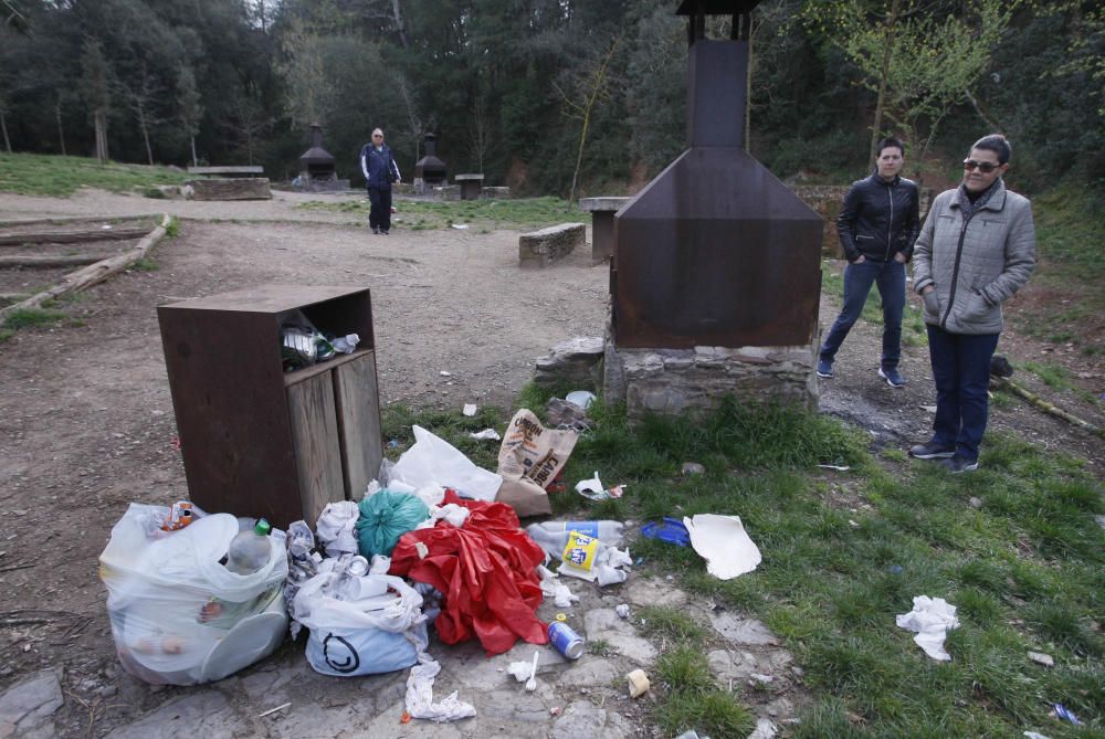 Deixalles escampades per la zona de la font del Ferro, a Sant Daniel