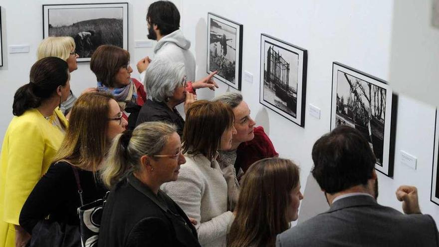 Numeroso público acudió a la inauguración de la muestra, que se encuentra en la sala Rivas Briones. // Iñaki Abella