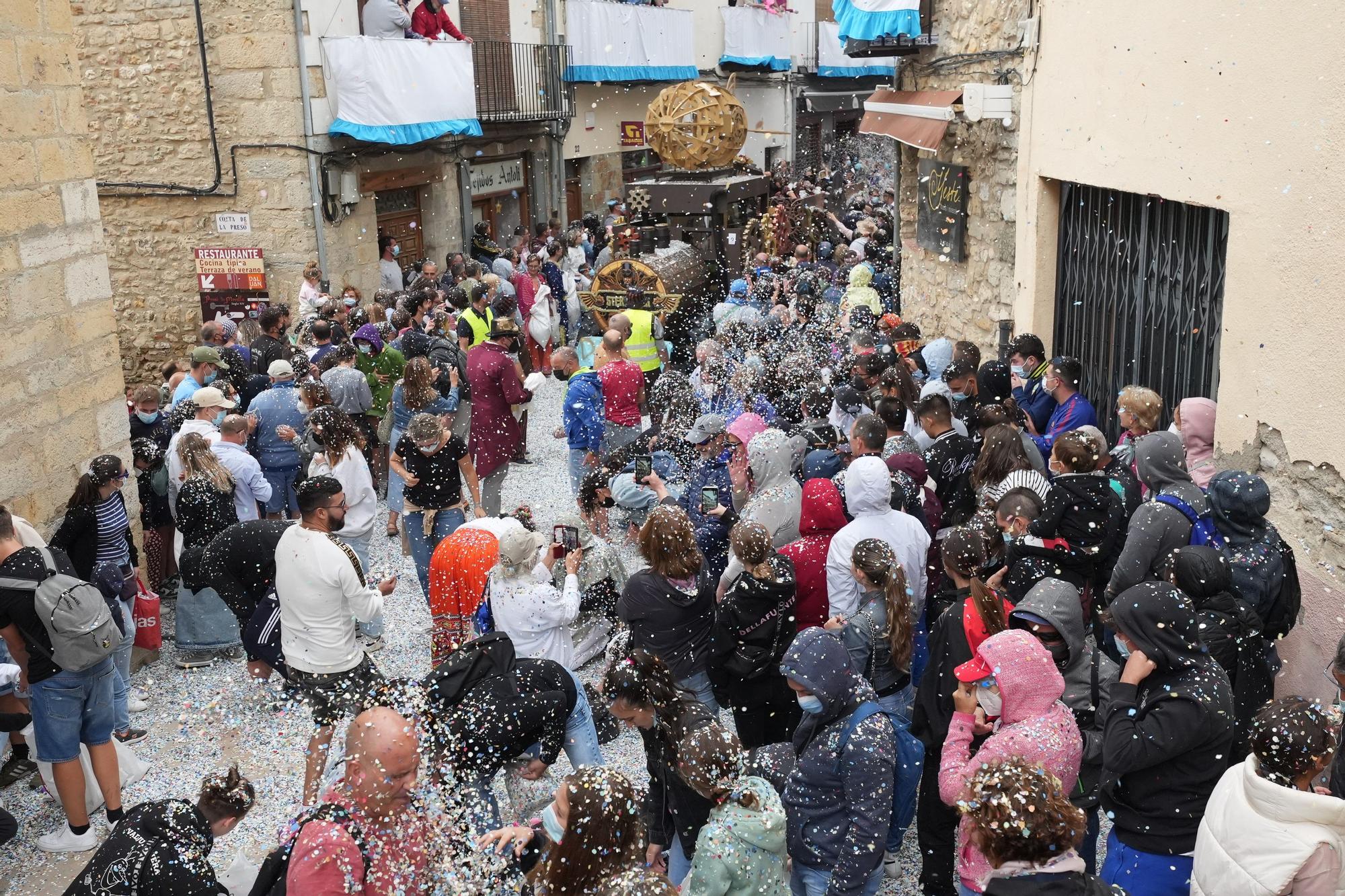 Búscate en el desfile de carrozas y disfraces de l'Anunci de Morella