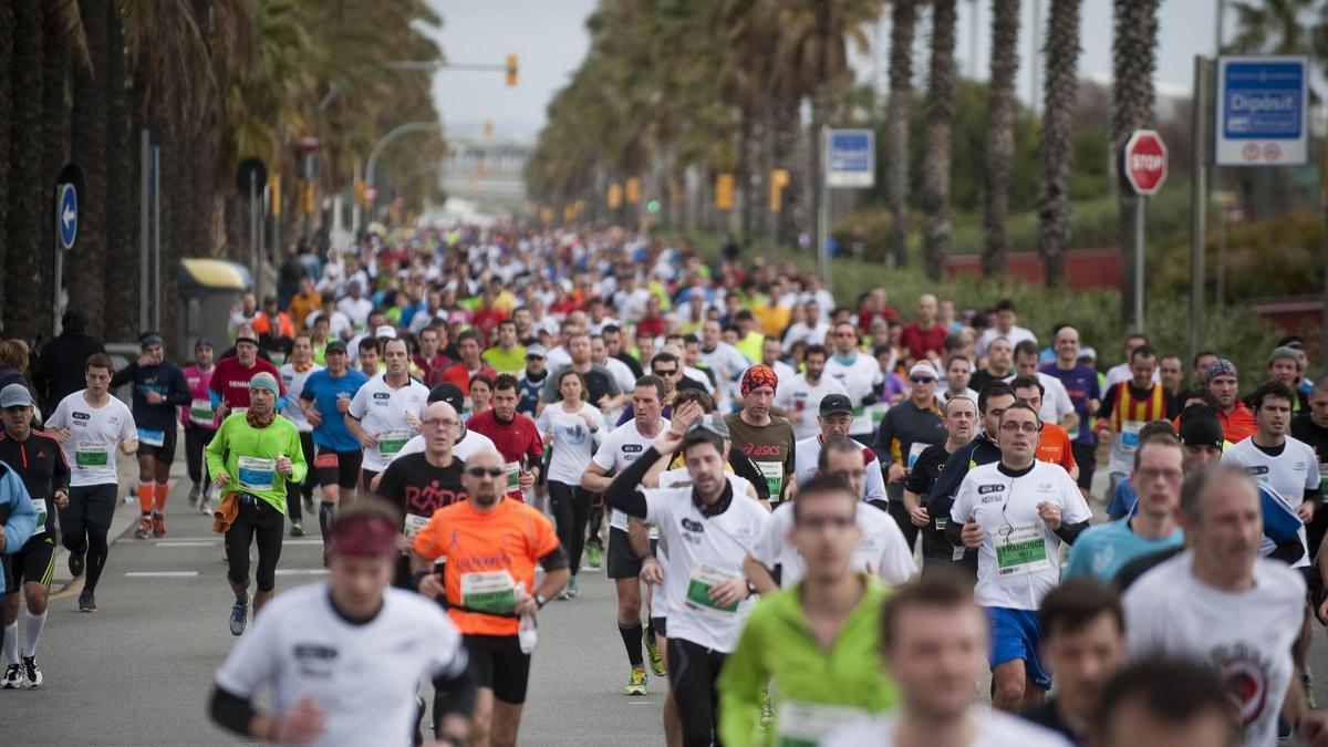 Corredores participan en una carrera en Barcelona.