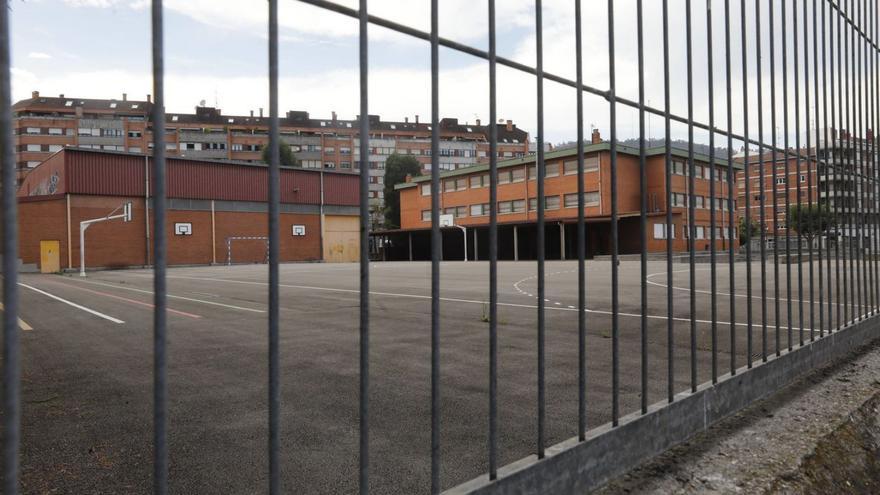 El colegio Lorenzo Novo Mier, con el polideportivo a la izquierda. | Luisma Murias