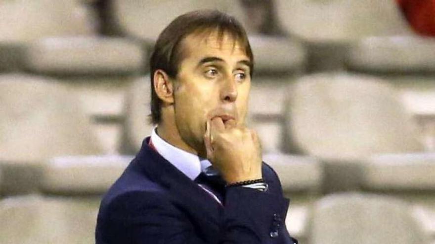 Julen Lopetegui silba a sus jugadores durante el partido. // Efe