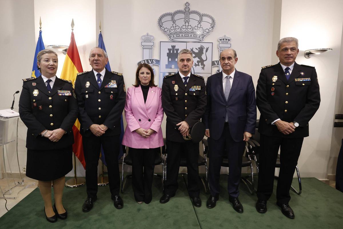 José Ángel González, segundo por la izquierda, en la toma de posesión de José Ignacio Moreno como Jefe Superior, en presencia de sus antecesores, Luis María Benvenuty y Luis Carlos Espinol, la Delegada Adriana Lastra y el director general de la Policía Francisco Pardo.