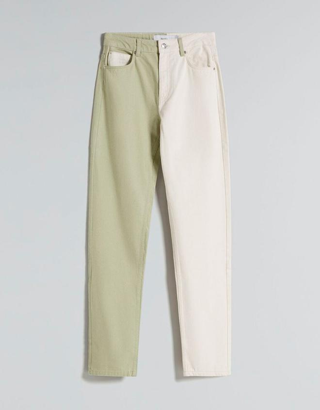 Pantalones verde y crudo de Bershka (precio: 25,99 euros)