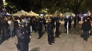 Concentración de Blocus Mallorca en la plaza de España, en directo | Los acampados se enfrentan a los manifestantes: "Fuera fascistas de nuestros barrios"