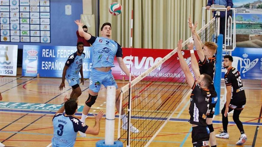 Víctor Méndez, jugador de la UD Ibiza-Ushuaïa Volley, se eleva para rematar con potencia una acción de ataque en el duelo de ayer en es Viver frente al CV Teruel.