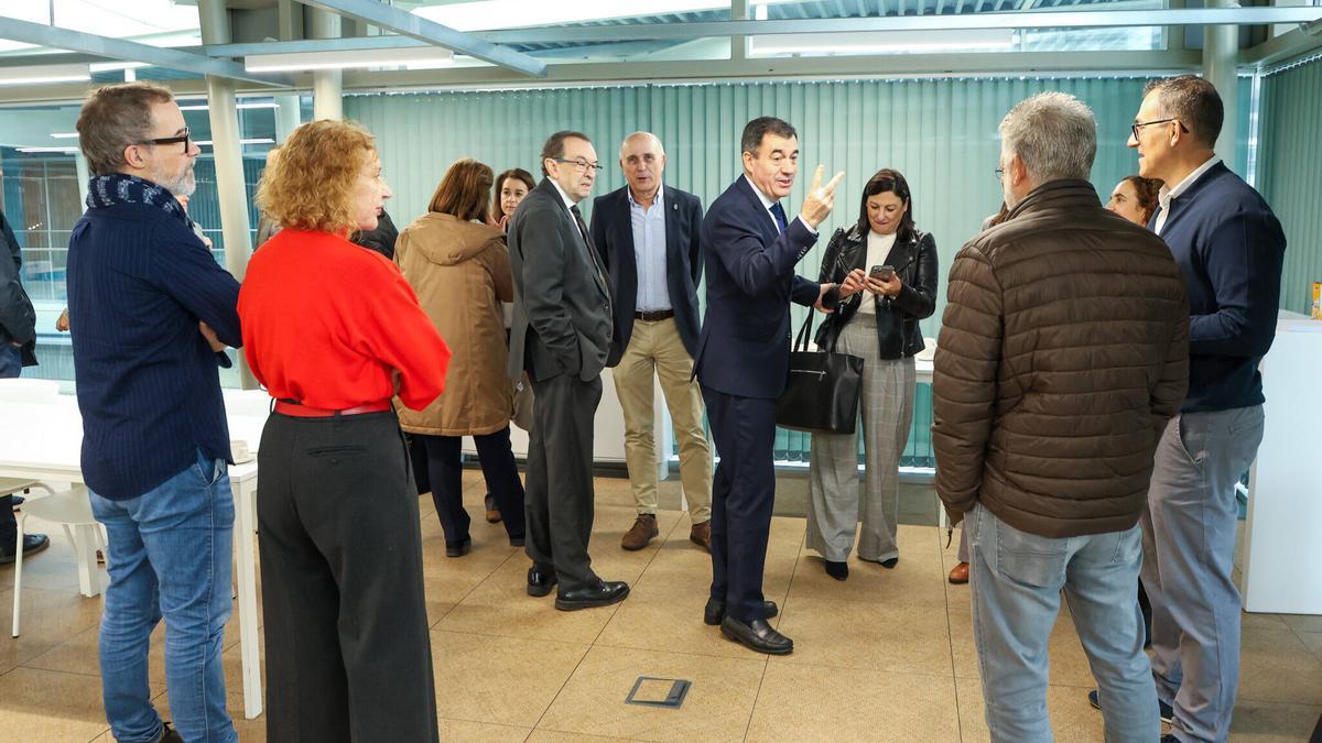 El conselleiro de Educación, Román Rodríguez, con representantes de los centros que conforman la red CIGUS.