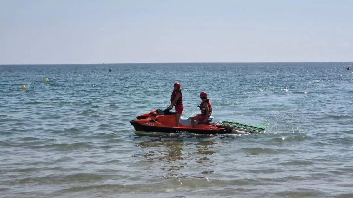 Inspección de Cruz Roja por la costa de Tavernes, en una imagen de esta mañana.